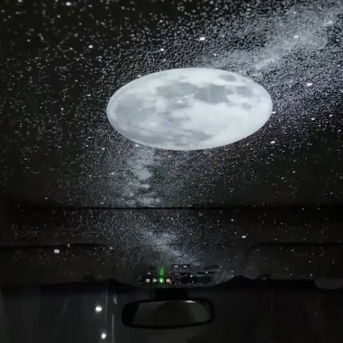 Grande luna e stelle proiettate su un soffitto bianco