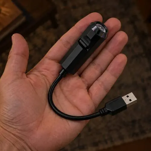 Mano che tiene il mini proiettore ZoomySky per mostrarne le dimensioni ridotte